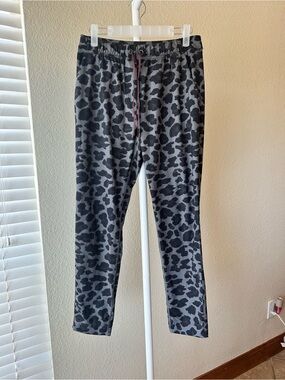 Lululemon jet crop slim cherry cheetah dark slate black animal print size 6